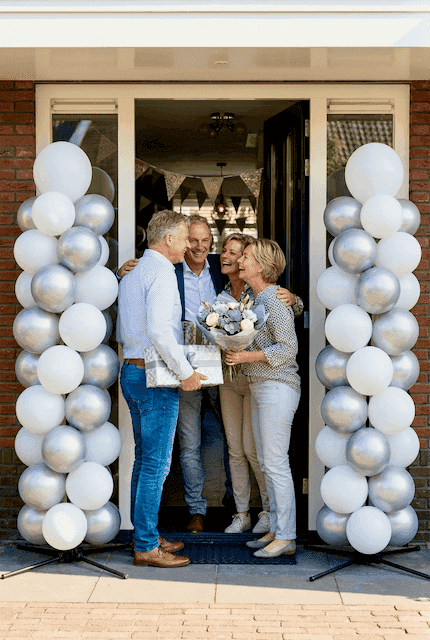 Dubbele zilveren ballonpilaar opstelling bij entree voor 25 jaar getrouwd jubileum viering