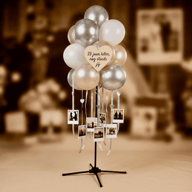 PilaMania ballontros gedecoreerd als jubileum herinneringstros met miniatuur trouwfoto's en persoonlijk bordje voor 25 jaar getrouwd