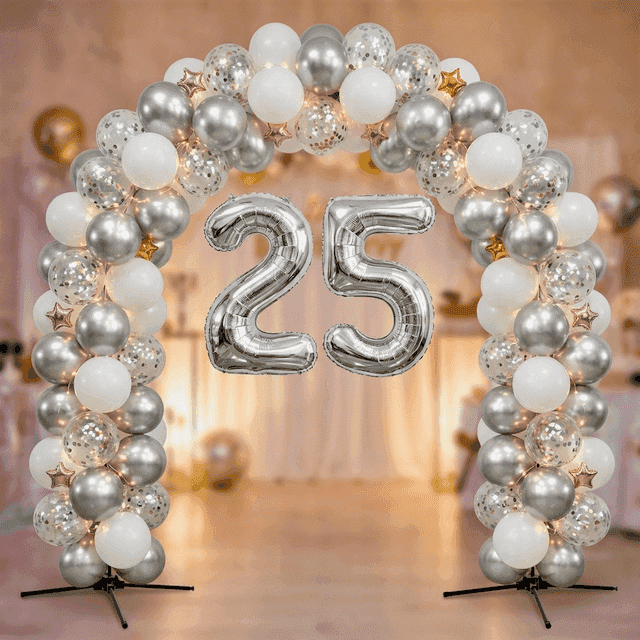 PilaMania ballonnenboog gecombineerd met zilveren folie cijferballonnen 25 en witte decoratie voor jubileum