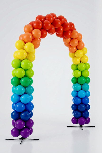 PilaMania ballonnenboog in rood-wit-blauw — vooraanzicht met zichtbare doorloopbreedte en frameconstructie, volledig opgebouwd