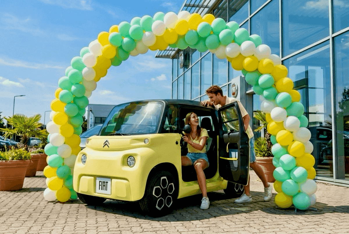 PilaMania ballonnenboog met kleine elektrische stadsauto in zonnige buitensetting