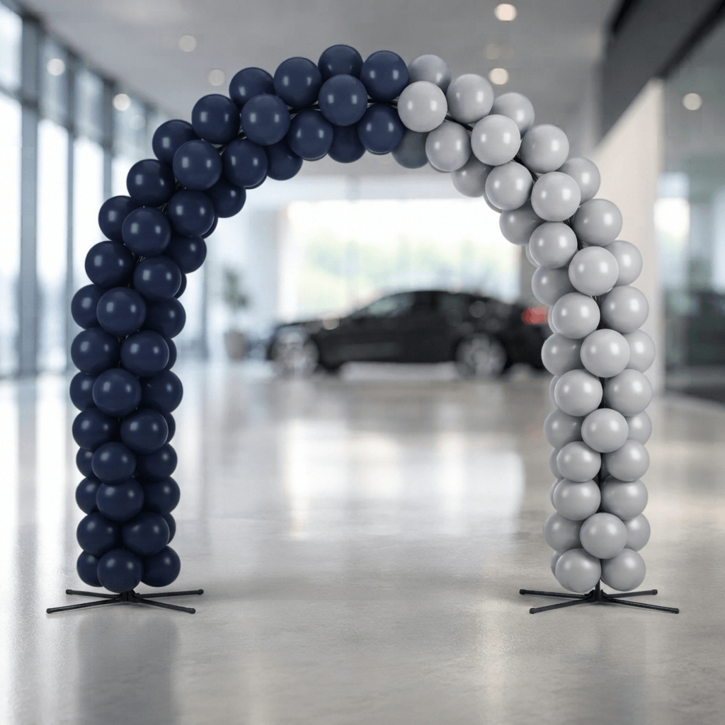 Ballonnenboog in donkerblauw en zilvergrijs over de doorloop van een autoshowroom