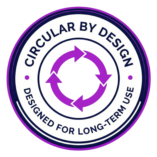 Circular by Design keurmerk - Designed for Long-Term Use badge met circulaire pijlen symbool in paars op donkere achtergrond