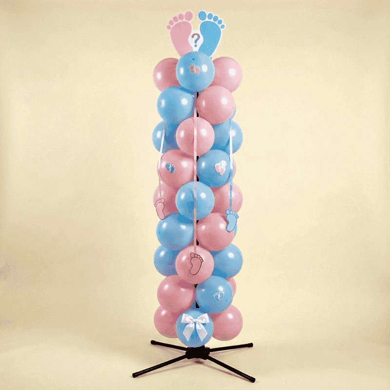 Klassieke gender reveal ballonpilaar met afwisselend roze en blauwe ballonnen en schattige babyvoetjes decoraties