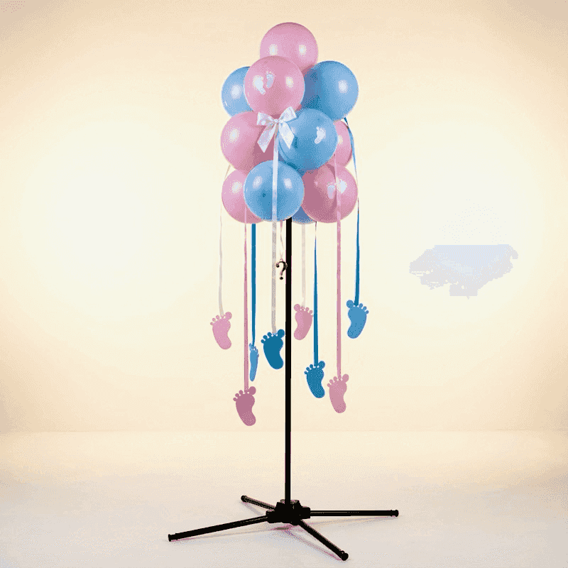Schattige gender reveal ballontros met hangende roze en blauwe babyvoetjes, wit strikje en gouden vraagteken