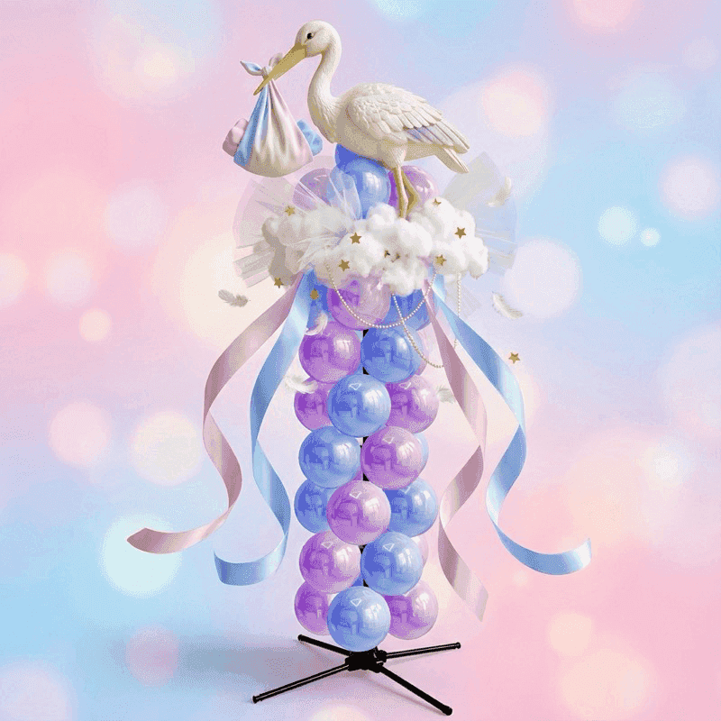 Sprookjesachtige gender reveal pilaar met witte ooievaar topper, paarse en roze pastel ballonnen en witte bloemen