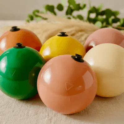Ballonnenpilaren en bogen in verschillende kleuren, opgebouwd uit het kliksysteem