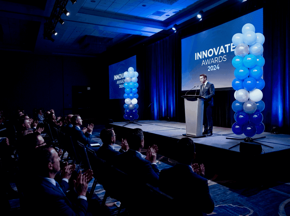 Ballonpilaren als podium accent bij corporate award ceremonie