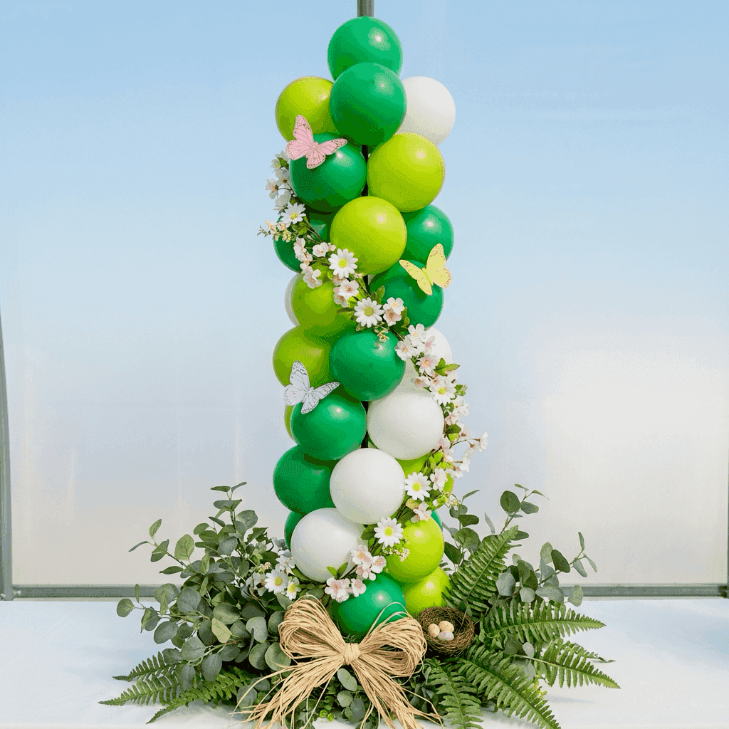 Tuincentrum entree met groene en limoen ballonpilaren bij voorjaarsstart