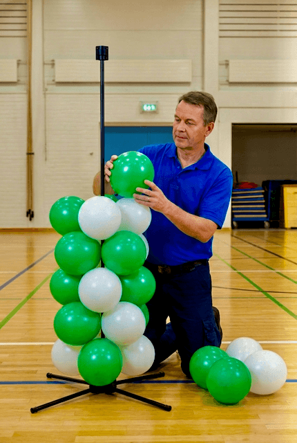 Schoolmedewerker bouwt PilaMania ballondecoratie zelf op voor diploma-uitreiking