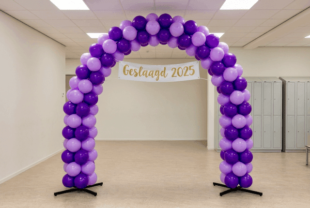 Ballonnenboog in schoolkleuren als fotowand bij diploma-uitreiking, ideaal voor sociale media