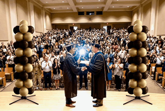 Stijlvolle ballonpilaren in neutrale kleuren bij HBO of universiteit diplomaceremonie