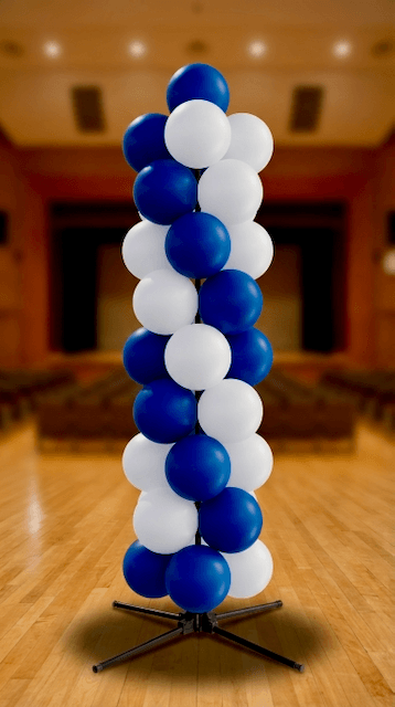 Overzichtsfoto van complete diploma uitreiking opstelling met PilaMania ballonpilaren en boog in schoolkleuren