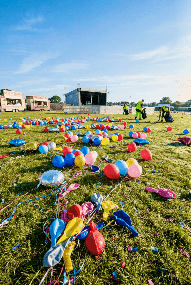 Afvalberg met gebruikte ballonnen na een evenement