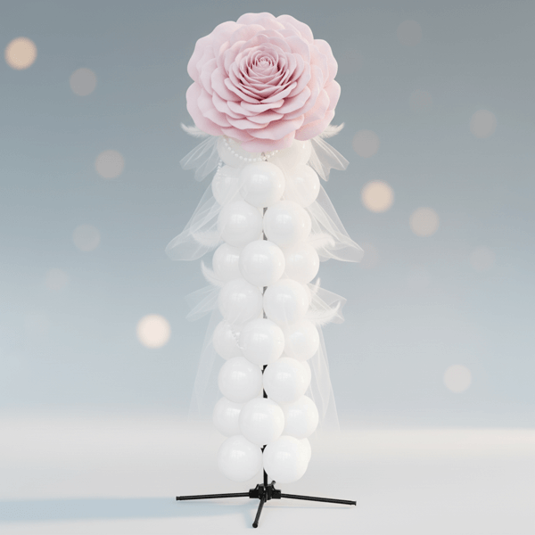 Bruiloft ballonpilaar met verse rozen, tulle en veren